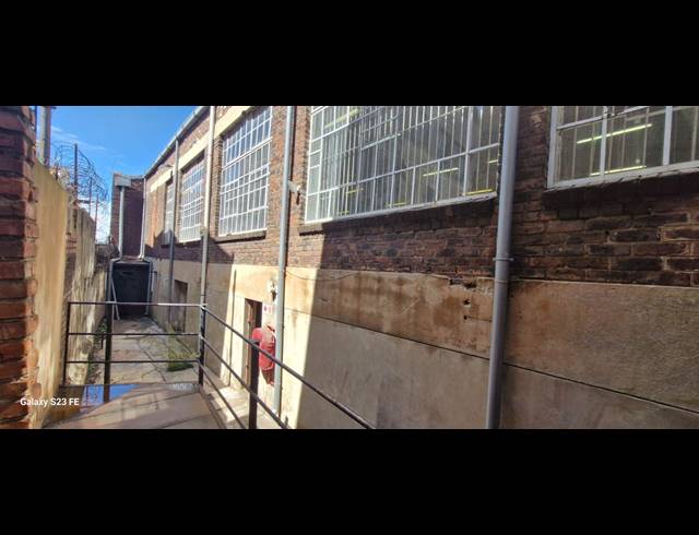 1,700M² WAREHOUSE FOR SALE IN VILLAGE MAIN